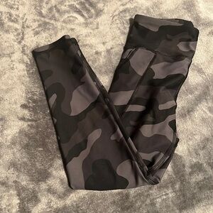 Old Navy active girls black camo leggings. Small